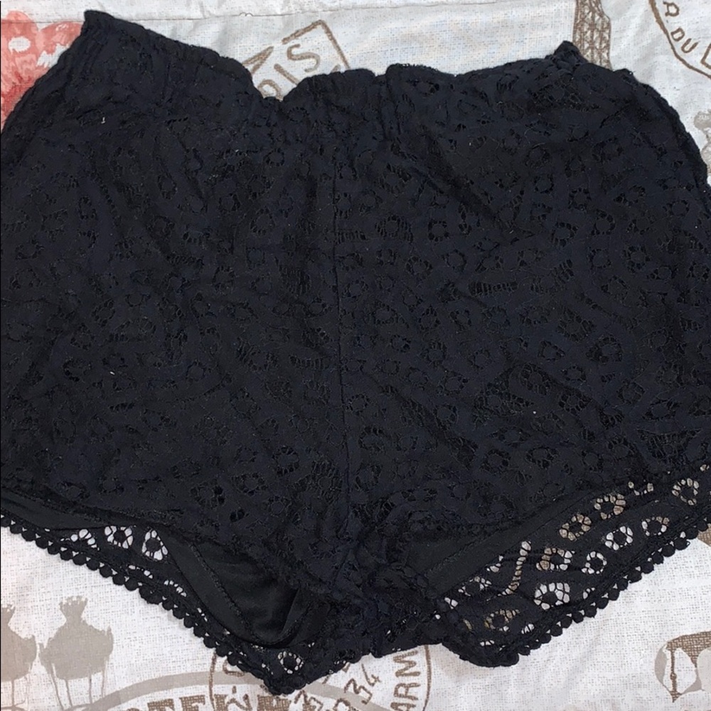 Adorable H&M mini shorts 🖤